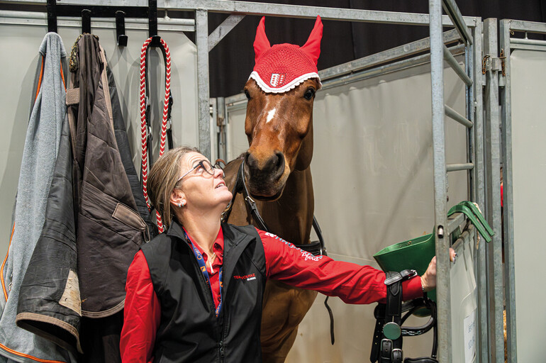 Martine Barbey avec cheval au box