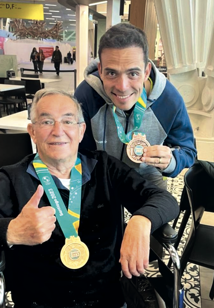 Stephan de Freitas Barcha décrochait l’or individuel et le bronze par équipe aux Jeux panaméricains de Santiago 2023, faisant la joie de son chef d’équipe d’alors et conseiller d’aujourd’hui Philippe Guerdat, qu’il considère comme un deuxième père. © coll. privée