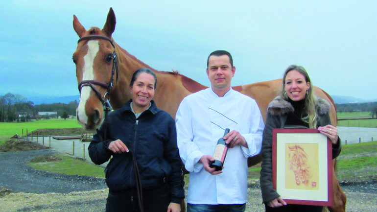 Nadia Sulliger-Gaumann (à g.) Patrick Sulliger, chef de l'Auberge de la Poste de Gingins et Fiona de Marval, peintre animalière posent devant le nouveau paddock en sable.