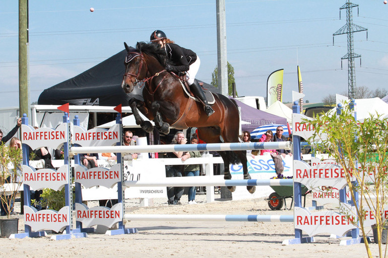 Max Studer et toute son équipe attendent cavaliers et spectateurs dès vendredi 21 avril et jusqu’à dimanche 23 pour leur 3e week-end d’affilée de concours. Le vendredi dès 7h00, la belle piste d’Yverdon verra défiler les cavaliers de catégorie R/N130 et 135 et dès 12h30 ce sont les nationaux qui se défieront dans des épreuves N140 pour finir avec le Grand Prix Raiffeisen Summer Classsic N145 à 17h30.