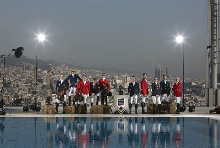 Quelques cavaliers, participant à la finale, posent devant la colline de Montjuic à Barcelone 