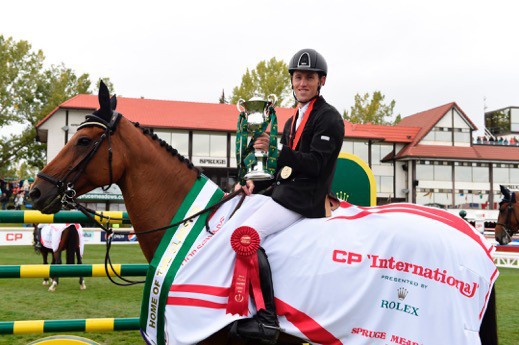 Scott Brash et son trophée à Calgary