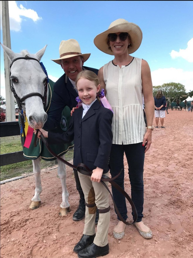 Meredith Michaels Beerbaum et son mari entourent leur fille après sa victoire à Palm Beach