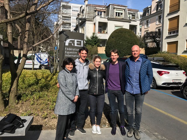 De g. à droite: Eleonora Ottaviani, directrice de l'IJRC, Steve Guerdat, Clarissa Crotta, Kevin Staut et François Mathy Jr devant le siège de la FEI, ce lundi à Lausanne