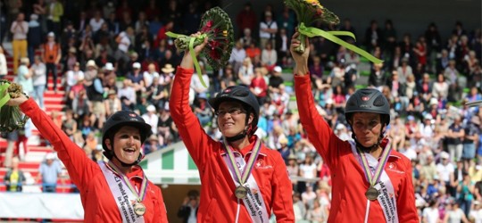 Les Suissesses couronnées de succès lors des des Jeux Equestres Mondiaux de Caen (FRA) : l’équipe Suisse avec (de gauche à droite) Andrea Amacher, Sonja Fritschi et Barbara Lissarrague décrochait le Bronze !