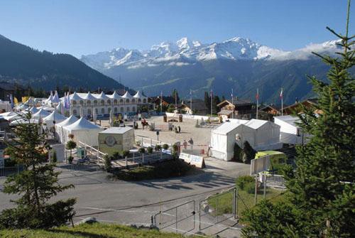 Après quatorze éditions nationales du concours hippique de Verbier brillamment réussies, la manifestation s’est parée d’étoiles et est devenue un CSI*** l’an passé. Le concours de saut international sera à nouveau mis sur pied cette année du 21 au 25 août et sera précédé d’un week-end dédié aux cavaliers non-licenciés, régionaux et nationaux du 16 au 18 août.