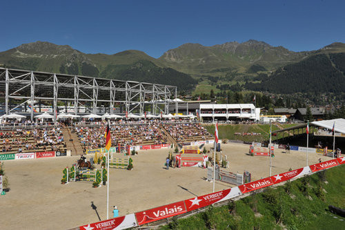 L’ambiance du Jumping est à nulle autre pareille et l’accueil de la population locale y est chaleureux. Trois épreuves comptant pour le classement mondial seront proposées aux plus fines cravaches du monde, avec en point d’orgue, ce dimanche 25 août 2013, le Grand Prix du CSI *** de Verbier. L’esprit festif du Jumping international de 