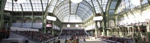 Pour la quatrième année consécutive, le cadre majestueux du Grand Palais et des Champs Elysées servent de décor au Saut Hermès, un CSI 5 étoiles réunissant l'élite mondiale. Construit pour l'Exposition universelle de 1900 (comme la Tour Eiffel!), le Grand Palais a accueilli des CSI régulièrement de 1901 à 1957. La longue parenthèse de 5