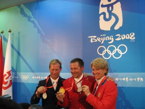 Débat télévisé sur le saut d'obstacles aux JO de Londres 2012 le 24 mars à 20h45 sur la chaîne du cheval. Rediffusion lundi à 21h45. 