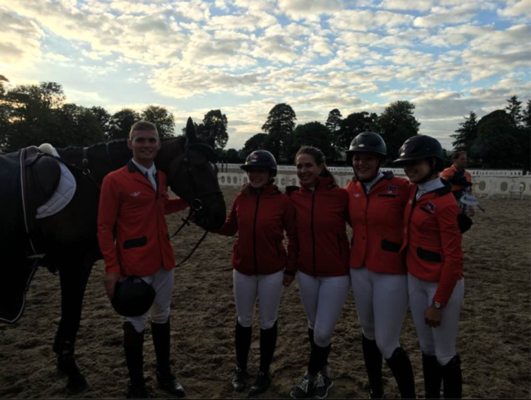 Equipe de Suisse des jeunes cavaliers médaillés de bronze: Bryan Balsiger, Pauline Zoller, Simone Buhofer, Fiona Meier et Vladya Reverdin et 