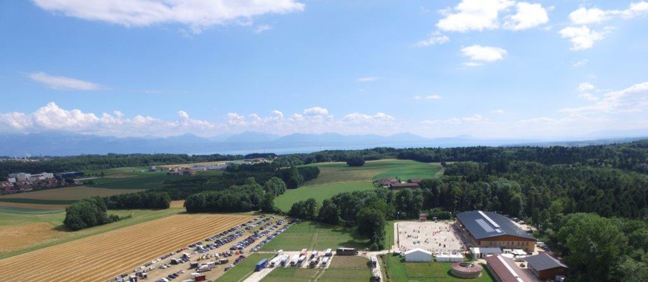 Vue aérienne sur les belles installations de Cheseaux