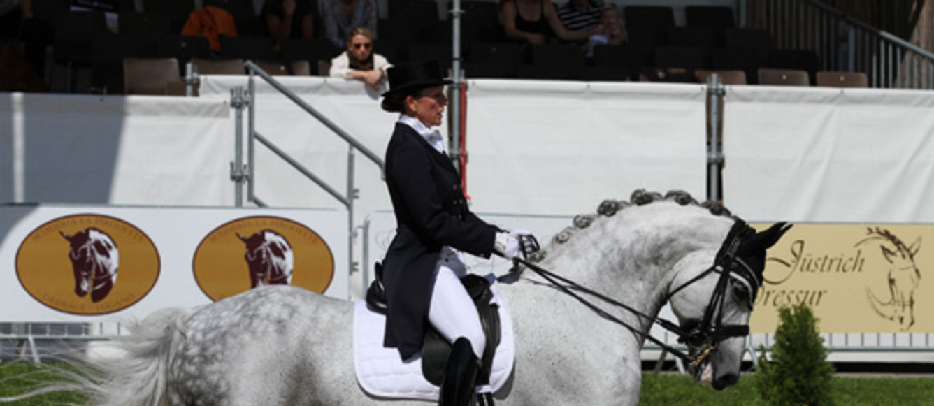 La championne en titre Anna-Mengia Aerne-Caliezi avec son étalon gris de 18 ans Raffaelo va Bene. 
