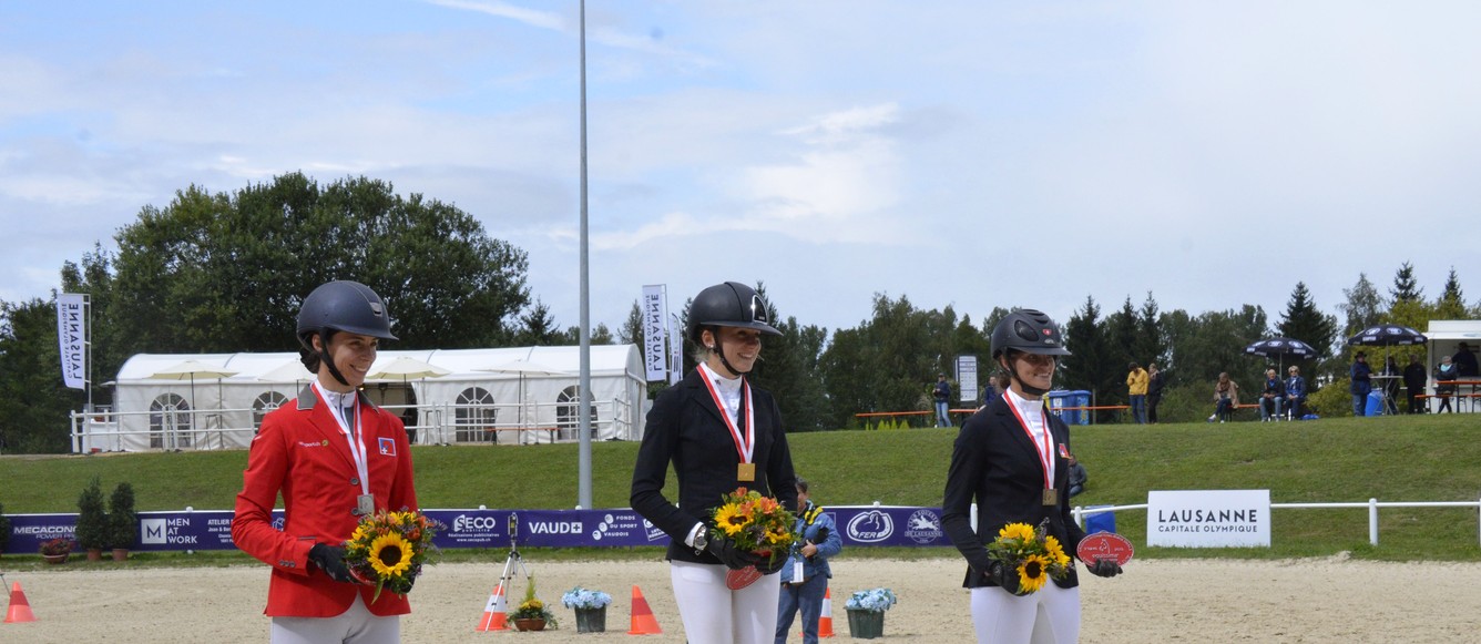 Un podium à nouveau 100% féminin lors des championnats de Suisse de complet à Equissima. Teresa Stokar en or, Patrizia Attinger en argent et Joëlle Bruni en bronze.