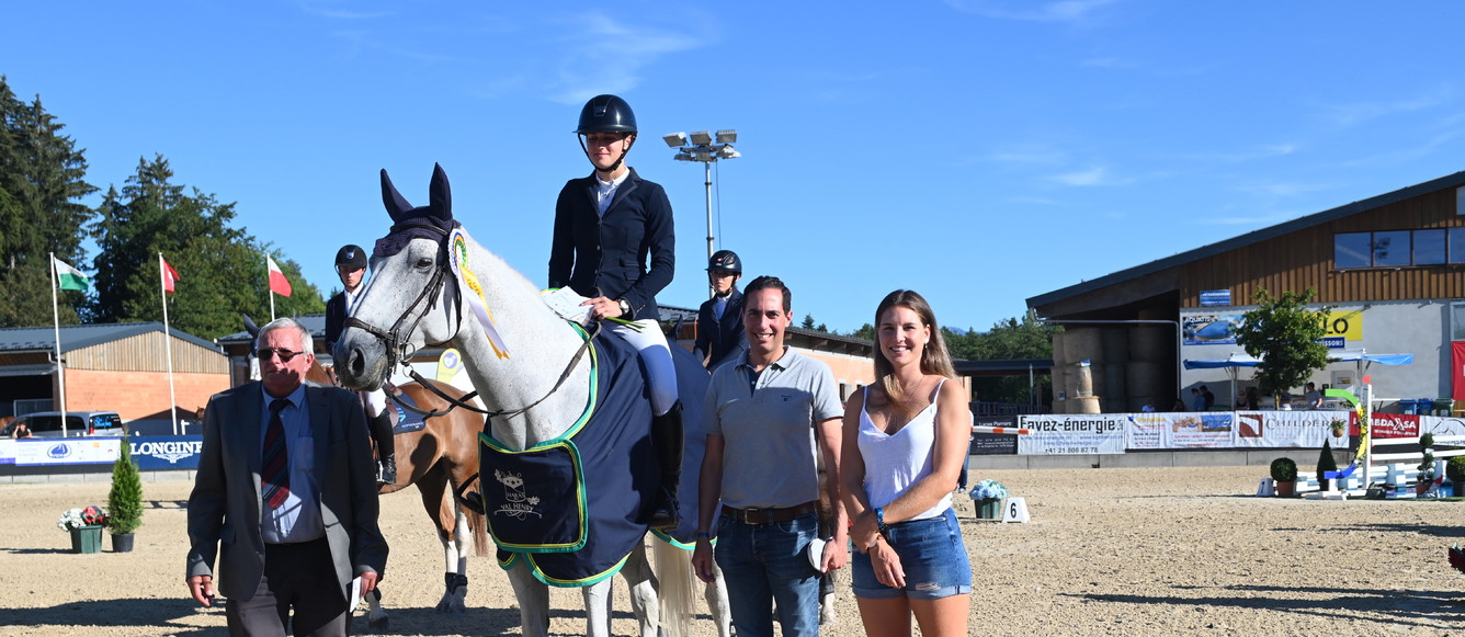 Elin Ott vainqueur de la chasse du championnat de Suisse JC, offerte par les Bénévoles du Chalet-à-Gobet représentés par Sébastien Grivel (à dr.). © Geneviève de Sepibus – www.sepiphot.ch