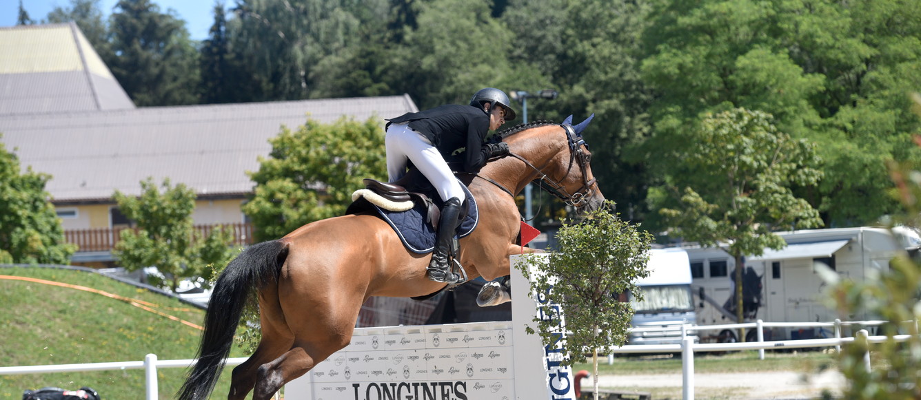 Thibaut Keller et Cosby se sont imposés dans le championnat de Suisse juniors présenté par Longines. © Geneviève de Sepibus – www.sepiphot.ch.