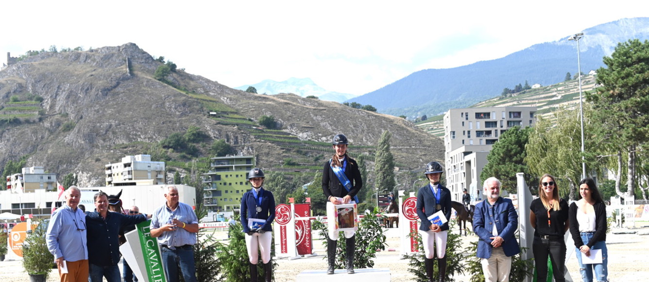 Le podium des juniors R avec en or Charline Haeberli, en agent Camille Reber et en bronze Laura Jaffeux. © Geneviève de Sepibus