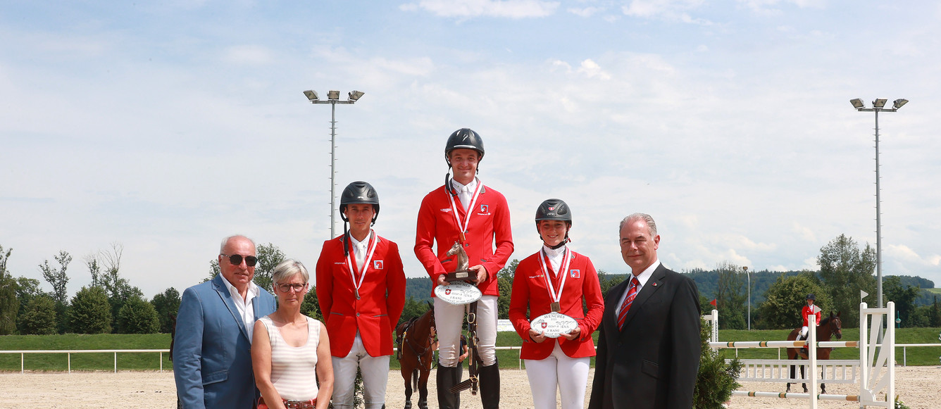 Le podium du championnat de Suisse élite 2021 avec Robin Godel en or, Felix Vogg en argent et Nadja Minder en bronze. ©Photoprod