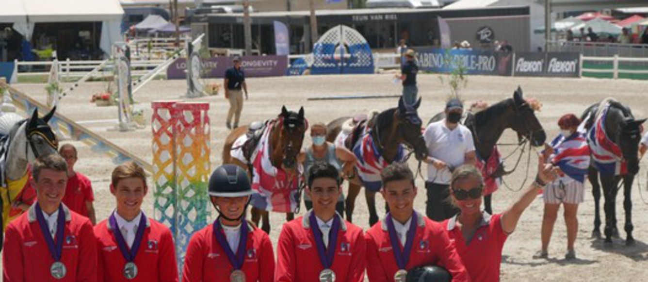 Les juniors ont remporté l'argent par équipe. La Suisse attendait une médaille dans cette catégorie depuis 2013. L’équipe était composée de Linus Hanselmann, Noah Keller, Géraldine Straumann, Thibaut Keller et Gaëtan Joliat (5e). © FSSE – Sarah Haldimann