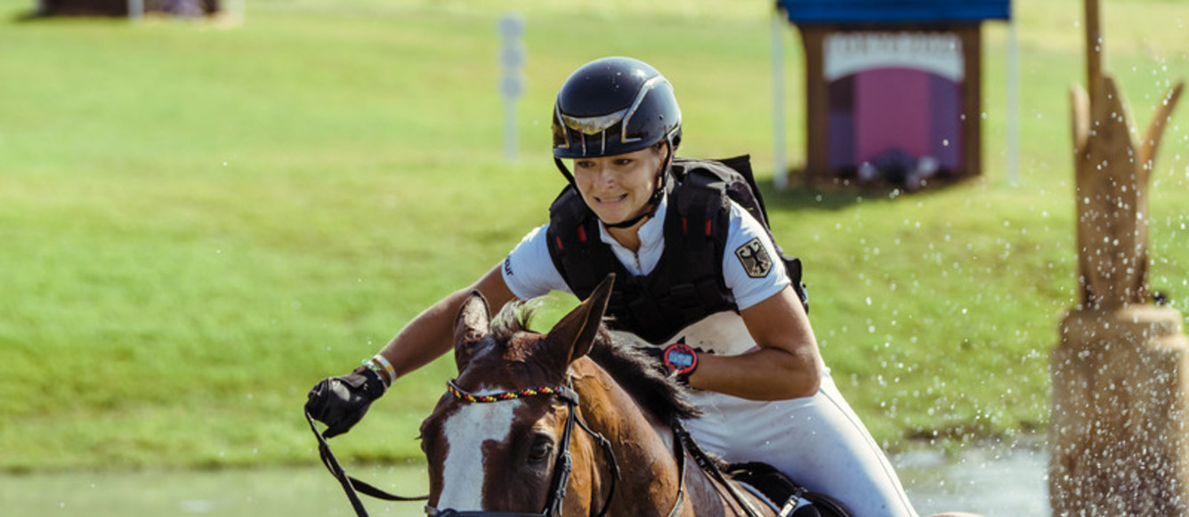 Julia Krajewski et Amande de B'Neville sont championnes olympiques de complet. © FEI/Christophe Taniére