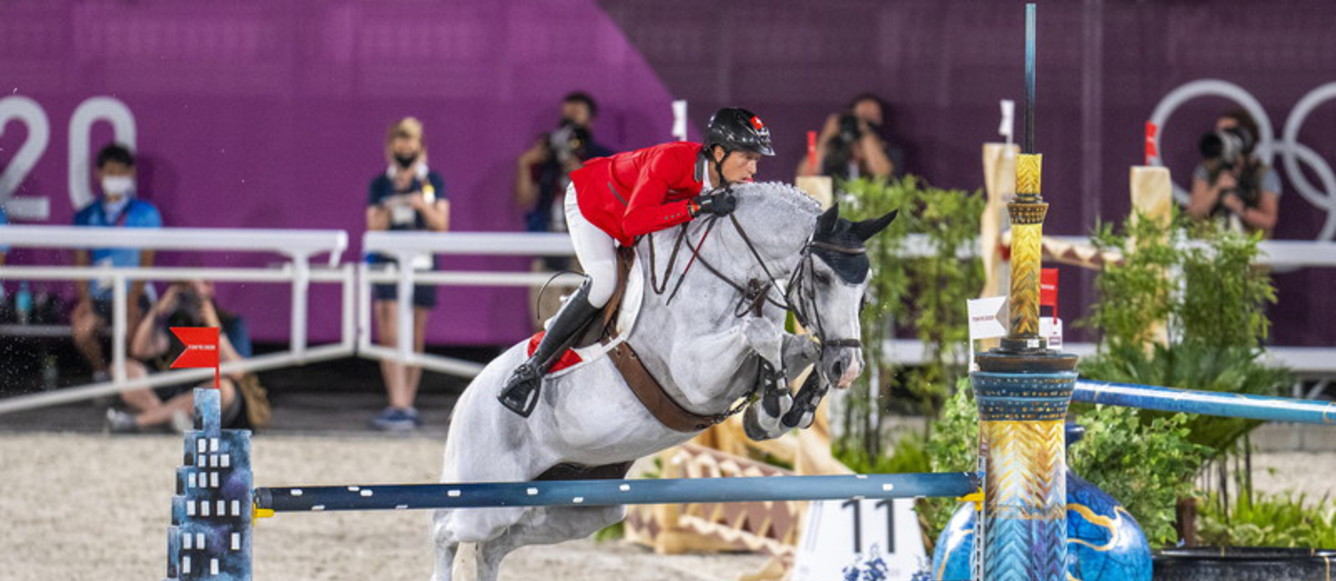 Martin Fuchs et Clooney 51 aux JO de Tokyo. © FEI/Arnd Bronkhorst