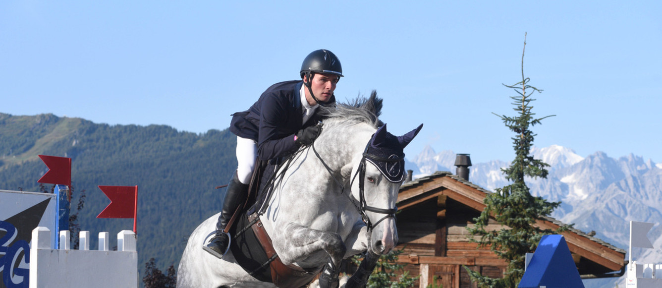 Bryan Balsiger dans le décor du Jumping international de Verbier. ©Geneviève de Sepibus