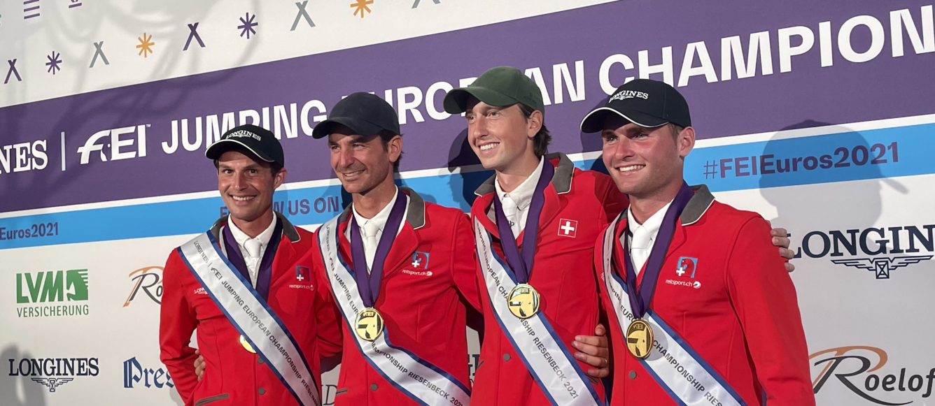 L'équipe de Suisse championne d'Europe composée d'Elian Baumann, Steve Guerdat, Martin Fuchs et Bryan Balsiger. ©EO