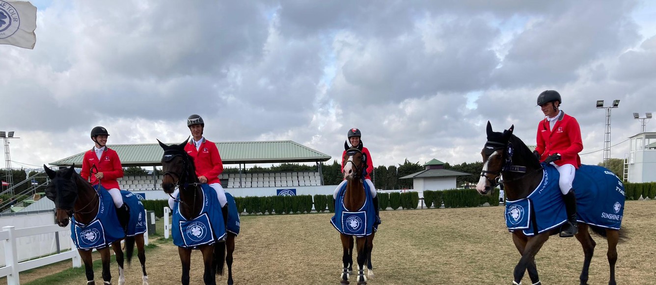 À Vejer, la Suisse a pris la 3e place de la Coupe des Nations 3*. De g. à dr., Edouard Schmitz, Alain Jufer, Barbara Schnieper et Niklaus Schurtenberger. 