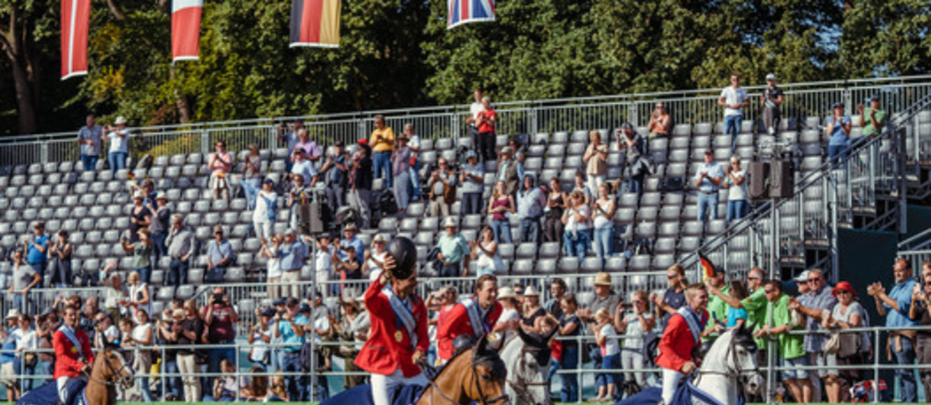 L'équipe suisse composée de Bryan Balsiger, Elian Baumann, Martin Fuchs et Steve Guerdat remporte le titre de champion d'Europe à Riesenbeck (GER). Photo : FEI/Christophe Tanière