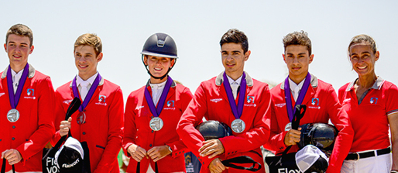 L'équipe suisse junior remporte la médaille d'argent aux Championnats d'Europe à Vilamoura (POR). © Vilamoura Equestrian Center/FSSE