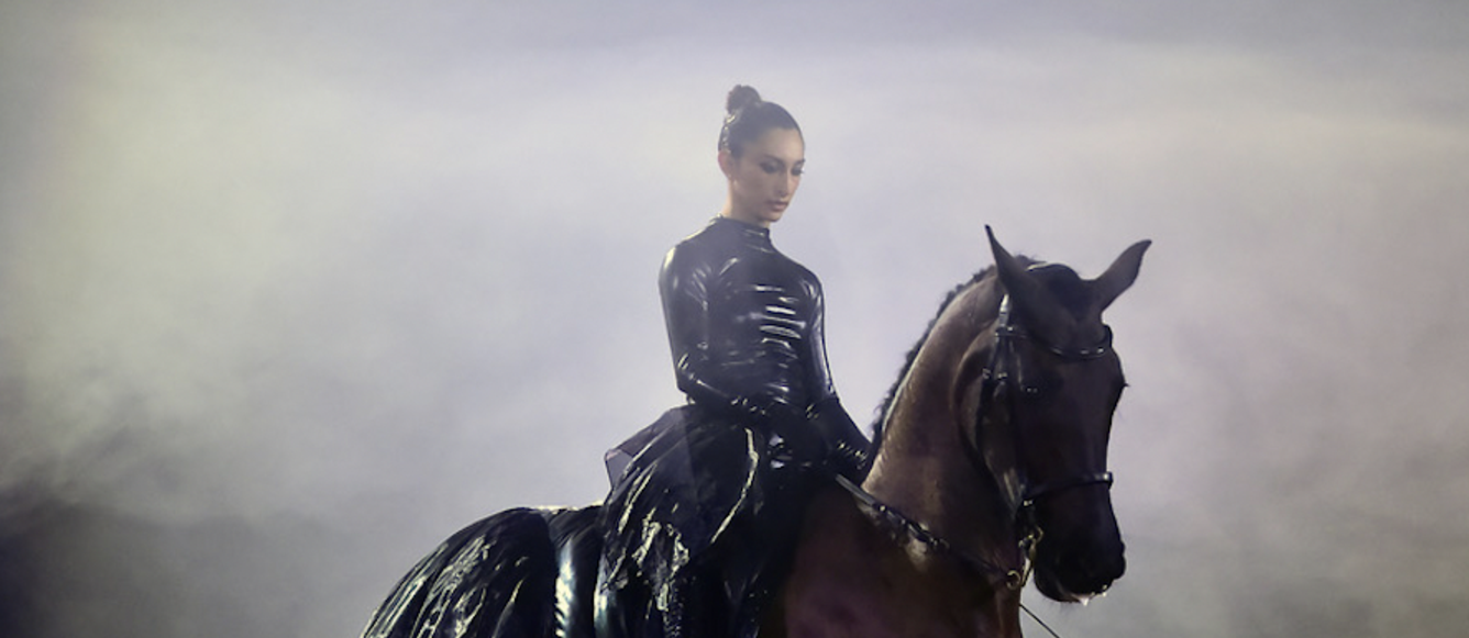 La marée noire sublimée par Caroline Osmont-Patino à Cheval Passion 2022 à Avignon. © Denis Roulet