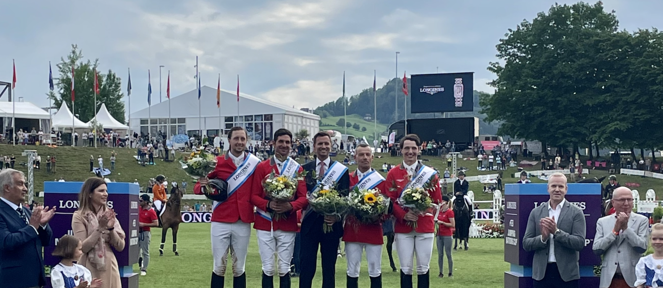 L'équipe de Suisse victorieuse à St-Gall avec Martin Fuchs, Steve Guerdat, le chef d'équipe Michel Sorg, Pius Schwizer et Edouard Schmitz. © Privée