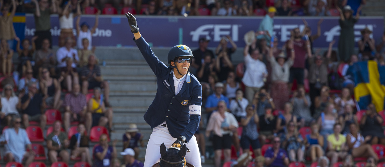 © FEI/Leanjo de Koster ECCO FEI World Championships 2022, Herning (DEN)Agria FEI Jumping World Championship 2022 - IndividualJannika Sprunger celebrating the victory of Henrik von Eckermann (SWE) and King Edward winning the gold medal © FEI/Leanjo de Koster
