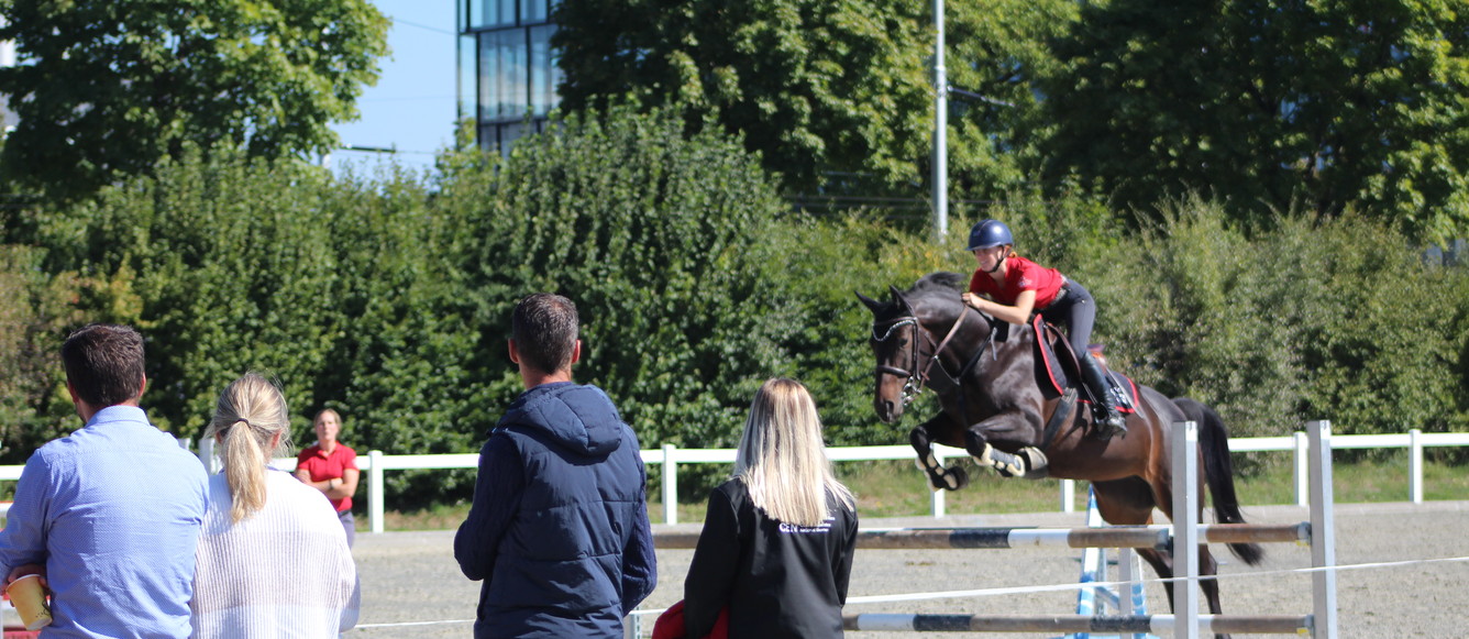 Durant le symposium des médias de COFICHEV, les participants ont pu assister à des démonstrations de saut, de dressage, d’attelage et de concours complet sur le site du Centre équestre national de Berne.© LDD