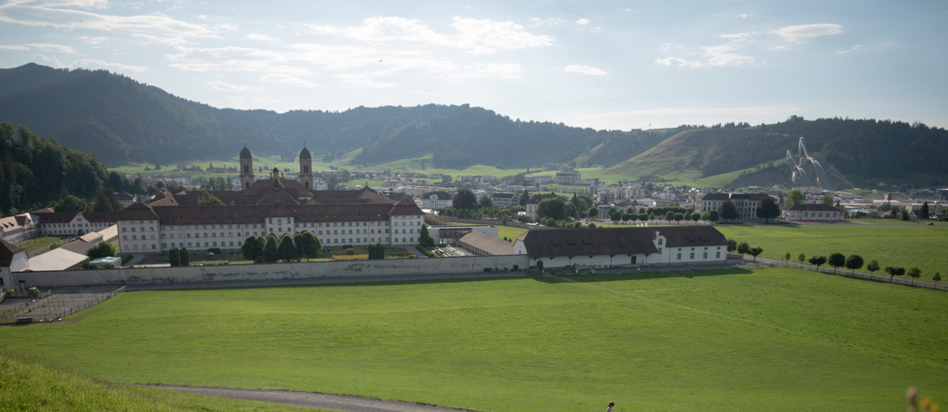 Deux chevaux sur les pistes cavalières qui entourent le fameux monas- tère d'Einsiedeln, qui a plus de mille deux cents ans et un élevage depuis un millénaire. © Clément Grandjean