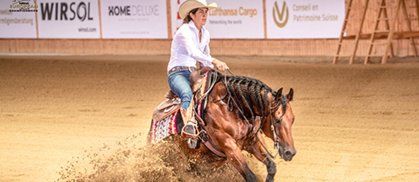 Sabine Schmid, championne suisse en titre 2022 dans la catégorie Open - ici en selle sur Big Code - sera au départ à Givrins dans la catégorie Amateur Senior Riders © Tom Hautmann