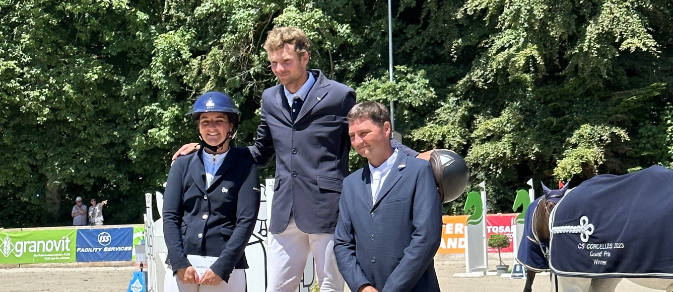 Le trio de tête du Grand Prix de Corcelles 2023 avec de g. à dr. Agathe Vacher 2e, Arnaud Martin 1er et Christian Tardy 3e. © EO
