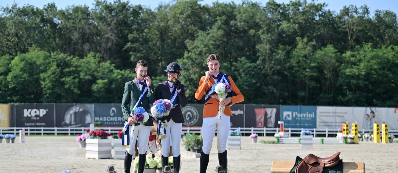 Le podium individuel des Européens de Gorla Minore chez les juniors avec Anastasia Nielsen, Tom Wachman et Nick Nanning. ©Sassofotografie / Equieffe Equestrian Centre/LDD
