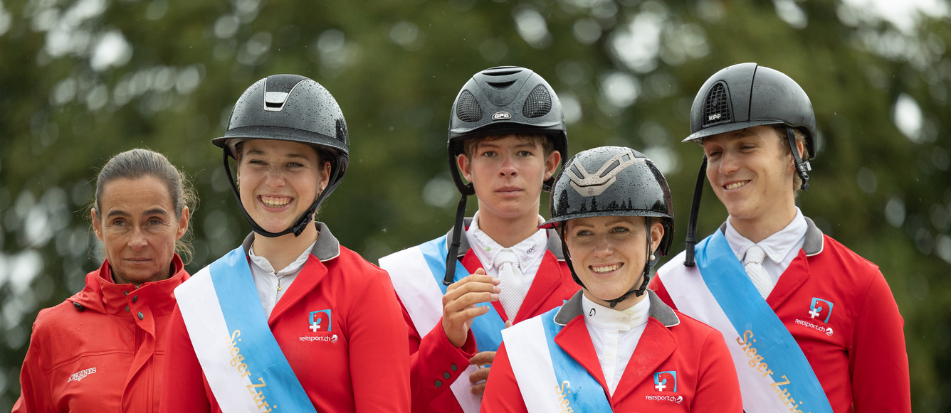 Cornelia Notz, cheffe d'équipe, Joana Schildknecht, Tiziana Baumann et Gilles Müller ont gagné la Coupe des Nations JC de Dielsdorf 2023. © Charline Bertschy