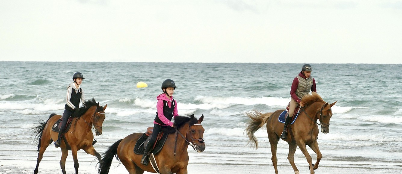 FX Boudant et ses deux filles Jeanne et Louison pour un galop au bord de la mer. Une passion partagée en famille. © Privée