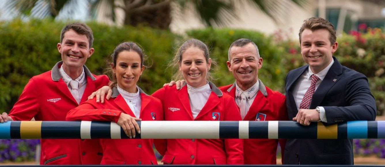 Peter van der Waaij à Abou Dabi, avec ses cavaliers, Elian Baumann, Janika Sprunger, Barbara Schnieper et Pius Schwizer (de g. à dr.). Mission accomplie avec une 5e place. © FEI