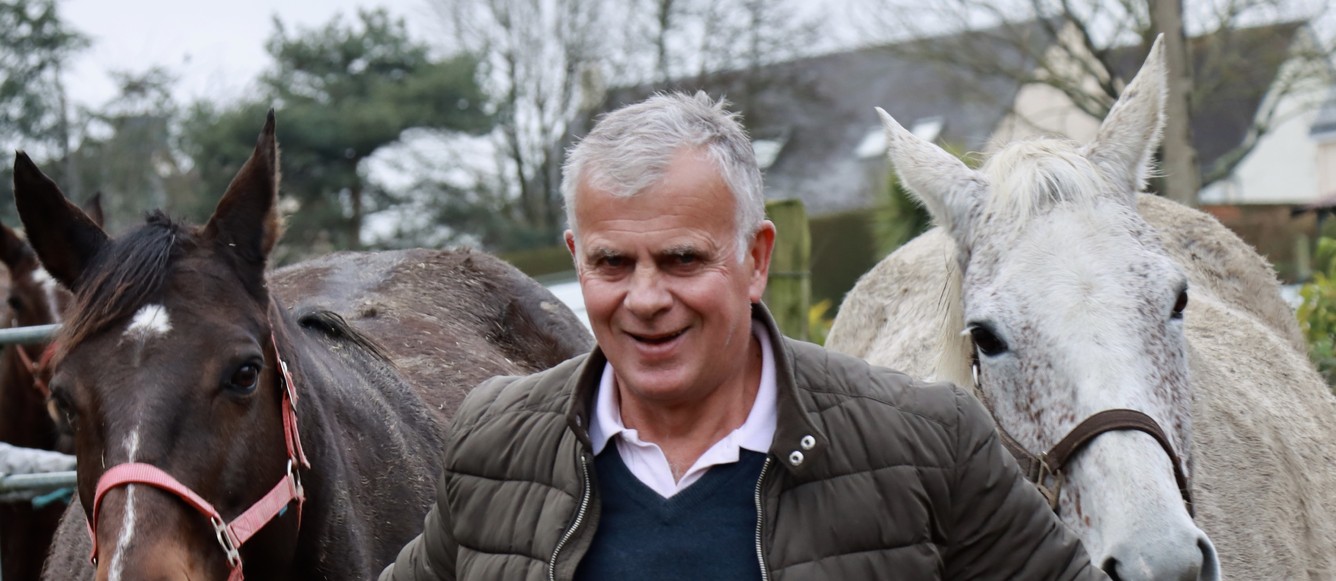Avec son petit air rieur, Xavier Leredde s’en va au pré. « Tel père tel fils ? » Pas tout à fait ! Car si comme son père Fernand, l’illustre fondateur du Haras des Rouges, Xavier est passionné d’élevage, il fait surtout naître des chevaux de course et non de saut ! Les juments de ce cliché illustrent ses deux amours : la baie Tzara Rouge, Selle Français, et la grise Anaïs Collonges, poulinière de course (AQPS). © Céline Gualde