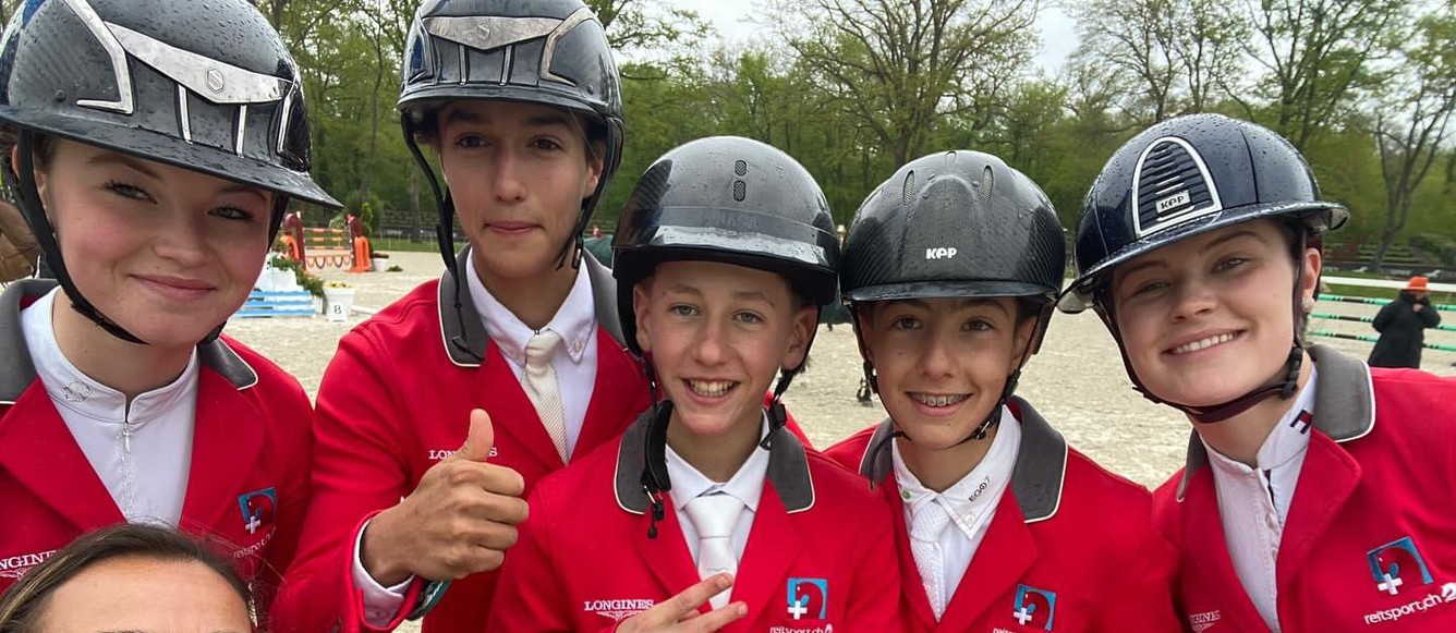 Les jeunes helvètes se sont illustrés au CSIO de Compiègne, à l'instar des juniors, 3es de la Coupe des Nations. De g. à dr. Conny Notz, cheffe d'équipe, Margault Blanchard, encore 6e du GP, Zacharie Luyet, Ethan Meijer, Noah Pfyffer et Lou Puch. © FB – Cornelia Notz