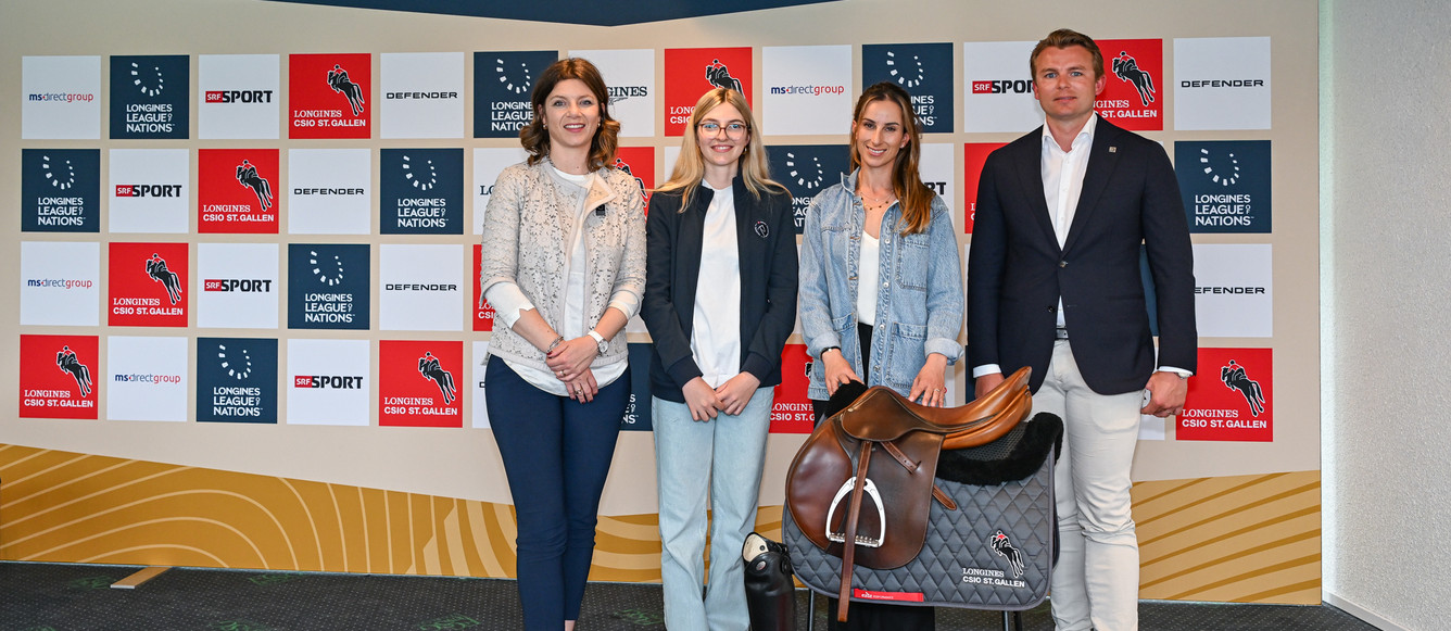 La présidente du CSIO de St-Gall Nayla Stössel, la membre de l'équipe de Suisse jeunes cav' Aaliyah Laurino, la cavalière élite Janika Sprunger et la chef de l'équipe de Suisse de saut Peter van der Waaij. © Katja Stuppia/CSIO 