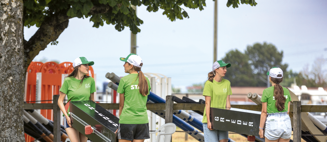 Les bénévoles permettent aux concours de faire des économies salutaires. Toutefois, la baisse de l’engagement – généralisée à tous les sports – se fait sentir et inquiète. © Laurence Meichtry