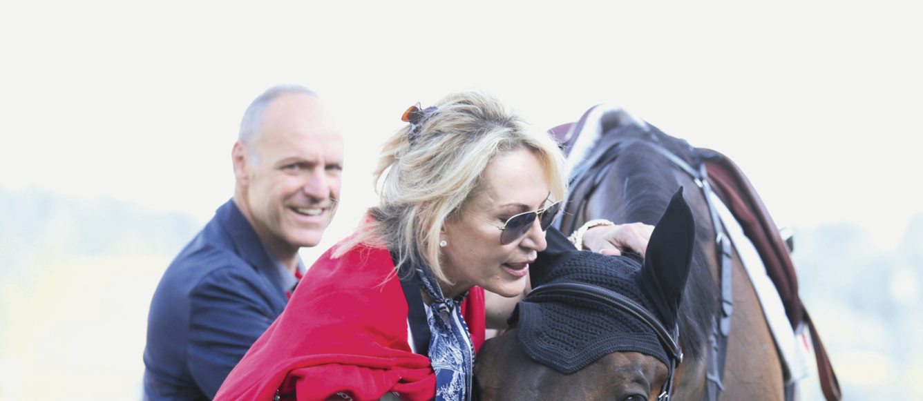 Sabina Cartossi et Gianluca Agustoni avec leur « chouchou » Venard de Cerisy, recordhorse de sans-faute en Coupes des Nations, qui leur a offert tant d’émotions, de victoires et de bonheur. © Tiffany Van Halle-R