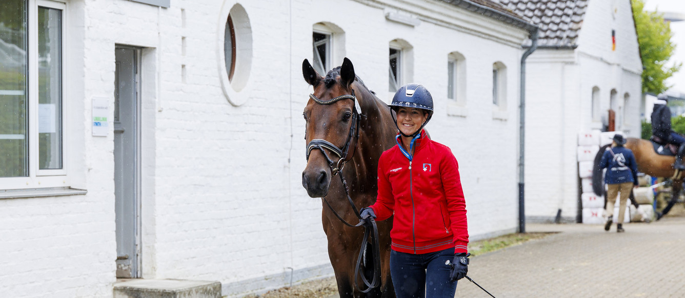 La Schaffhousoise de 32 ans Andrina Suter et son westphalien Fibonacci III, ici à Aix-la- Chapelle, participeront à leur premier grand championnat à l’occasion des JO de Paris. © hippofoto.be