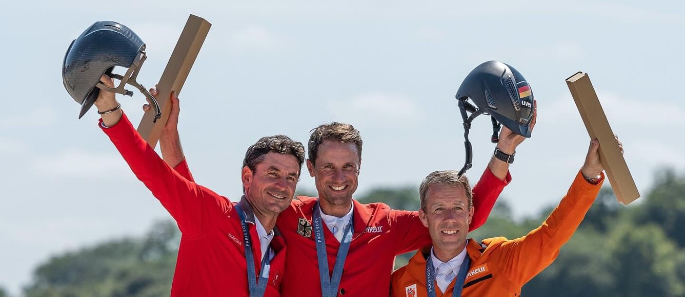 Le podium individuel des Jeux de Paris 2024 avec Christian Kukuk en or, Steve Guerdat en argent et Maikel van der Vleuten en bronze. © RB Presse / Pascal Renaudon