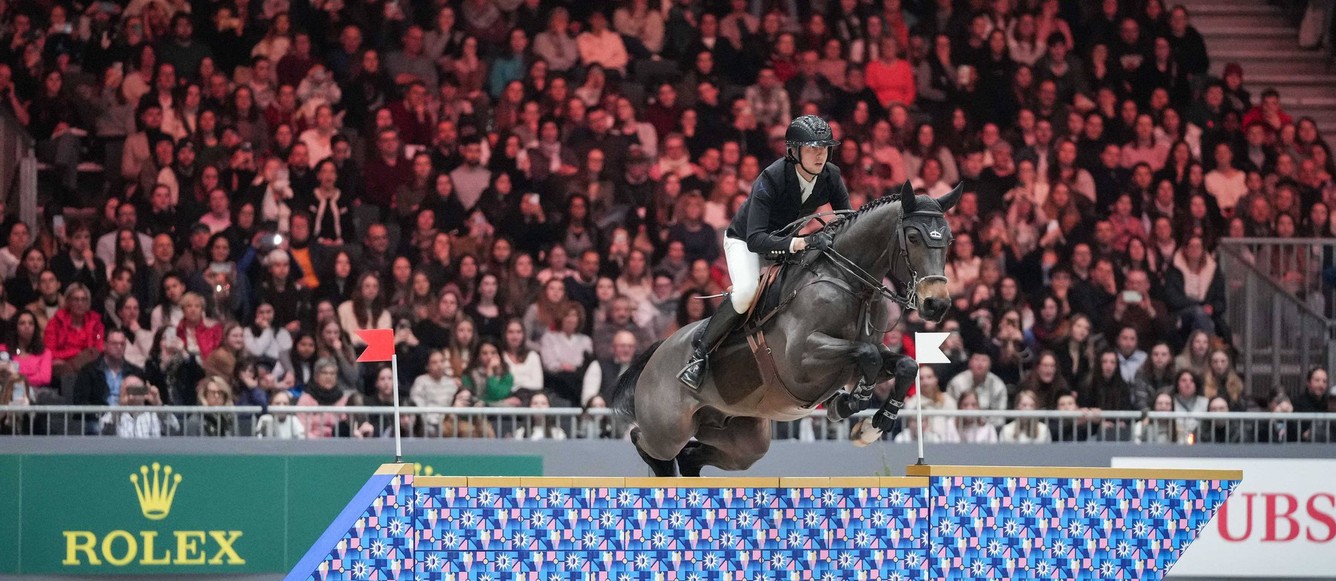 Martin Fuchs et Commissar Pezi ce samedi soir à Genève sur le mur des Jeux olympiques de Paris. © CHIG / Pierre Costabadie
