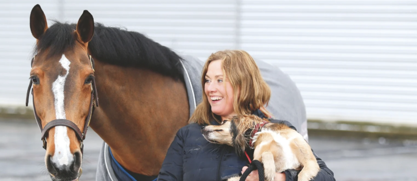 Emma Uusi-Simola, le si précieux bras droit de Steve Guerdat, sacrée groom de l’année 2023 par la FEI, avait un béguin tout particulier pour Albführen’s Bianca (ici). Aujourd’hui, son chouchou, c’est Venard de Cerisy, mais Dynamix de Bélhème a aussi une grande place dans son cœur. © Tiffany van Halle