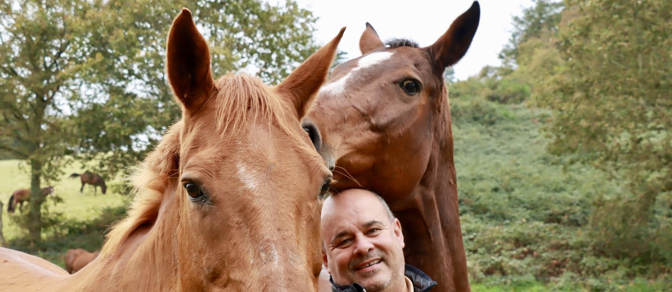 Guillaume Ansquer et les poulinières Shirel de Kreisker (alezane), mère de Freud de Kreisker, et Quindy de Kreisker, fille de l’internationale Jumpy de Kreisker. © Céline Gualde